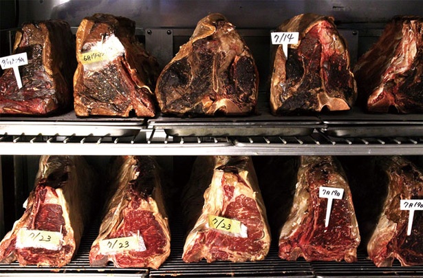 「AUTHENTIC LIVING BUTCHER NYC」では、店主が本場で学んだNYスタイルの熟成肉が楽しめる