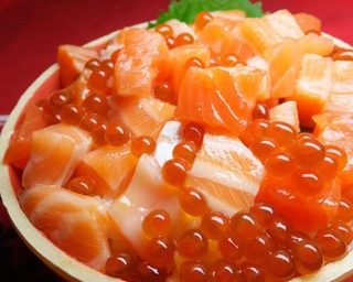 マグロ解体ショーから豚の丸焼きまで！万博公園でフードフェス「まんパク」開催