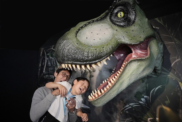 大きな恐竜のオブジェとぜひ記念撮影を！