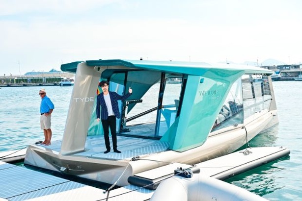 BMWと船舶メーカーTYDEの共同プロジェクトによって誕生した、完全電動の水上モビリティ「THE ICON」。優雅でサステイナブルなクルーズが楽しめる
