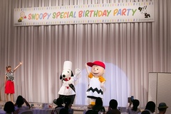 【写真】“ドアマン・スヌーピー”やチャーリー・ブラウンが登場し、誕生日を盛大にお祝い！