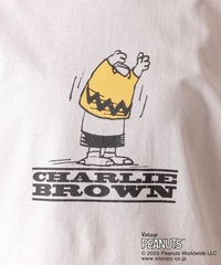 【写真】Tシャツを着ている？脱いでいる？思わずクスっとしてしまうチャーリー・ブラウンに注目！