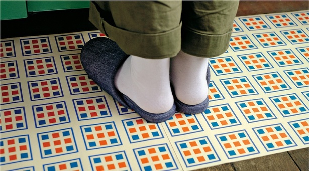 クッション性吸着シートの「mt mat」。防水性もあるので、トイレやキッチンでも使える