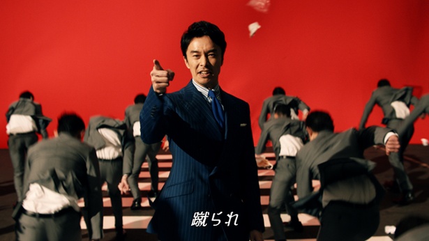 “一つ上を目指して戦う人を鼓舞する車”としてキャンペーン展開する「エスクァイア」のイメージにピタリと合致する俳優の長谷川博己(15秒verの1シーン)