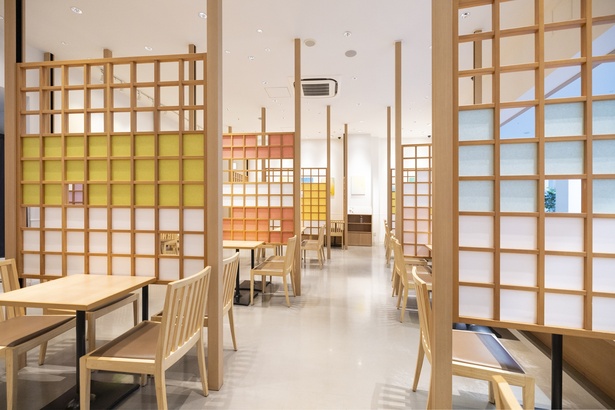 店内には、茶室を現代風にアレンジした障子壁がある