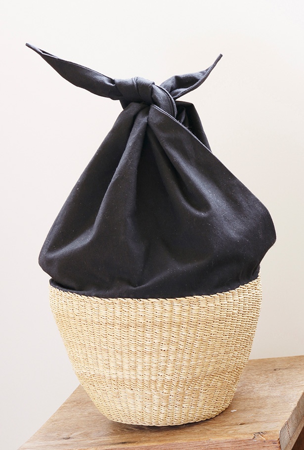 「くらすこと 糸島」で販売する、布とカゴの組み合わせが個性的な「Muun Basket One Handle」(1万5984円)