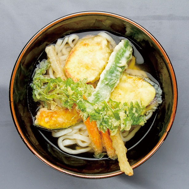 「ひなたうどん2号店」の「野菜うどん」(500円)は、ニンジンやカボチャなど、糸島野菜の天ぷらがたっぷりとのる