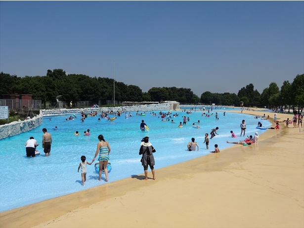 大小の波が楽しめるさざなみプール / 加須はなさき水上公園プール