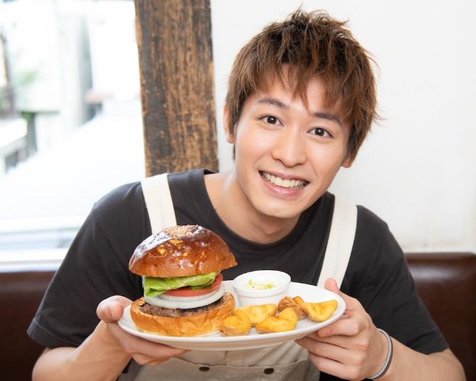 小林亮太が自身の原点と語る名店で「ハンバーガー」を実食！シンプルイズベストなその味は？