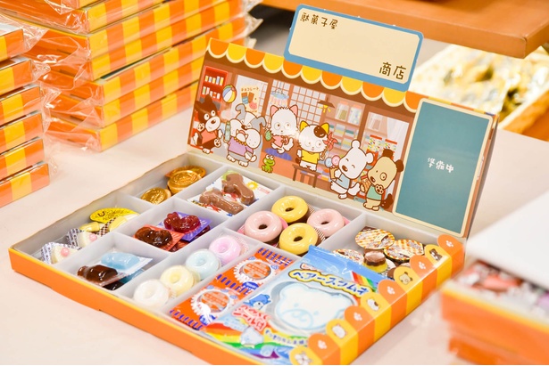 「駄菓子屋さんごっこ タマ＆フレンズBOX」は、実際に駄菓子屋さんで売られているお菓子が入っている