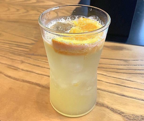  「スターバックス リザーブ ロースタリー 東京」の夏ドリンクにも注目。1階の「メインバー」に登場した「コーヒーエイド(R) オレンジ ディライト」は果実感がみずみずしい