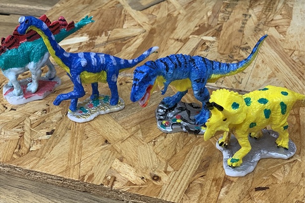 「ペイント・ザ・ダイナソー」は⼈気の恐竜たちのホワイトフィギュアを選んで、水性アクリル絵の具と筆を使って自分だけのダイナソーワールドをつくるワークショップ