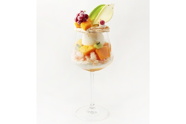 旬のマンゴーとグラスフェッドミルクの自家製アイスクリームを使用したPâtisserie PAROLAの「マンゴーパフェ」(3500円)。ソラマチ限定メニュー