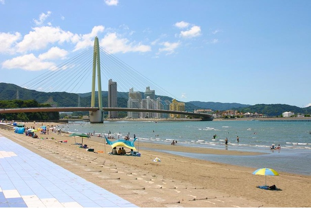 和歌山マリーナシティのすぐ近くにある浜の宮ビーチは遠浅なので、小さな子供も安心して海水浴が楽しめる
