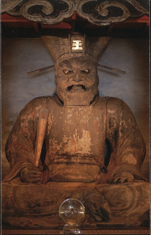 閻魔法王像は、司録尊と司命尊に挟まれた真ん中に鎮座している