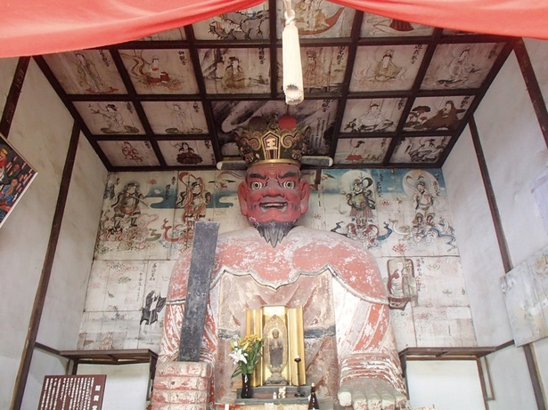巨大な閻魔大王像のある閻魔堂の天井には33体の観音菩薩、背面には四天王が描写
