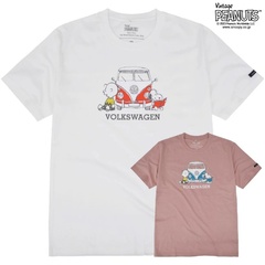 車に寄りかかるスヌーピー＆チャーリー・ブラウンにほっこり。「Tシャツ(レディース)」(ホワイト・ピンクの2色展開)