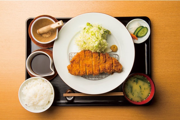 「ロースカツ膳」(1620円)のカツは、低温でじっくり揚げることで、肉が硬くならず、ジューシーに仕上げている