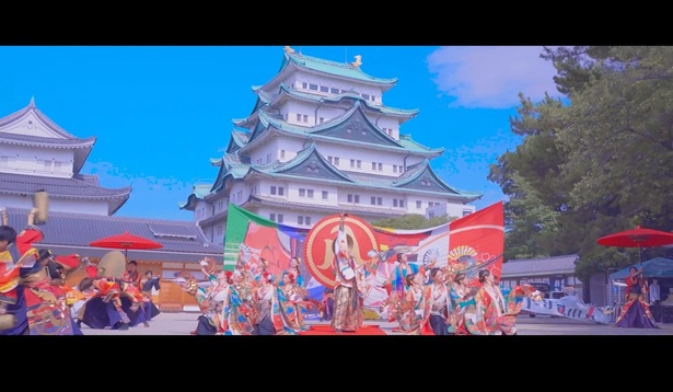 「kagura」によるテレどまつりの作品。名古屋城を背景に舞っている