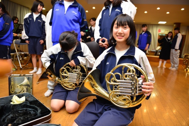 楽器を受け取る子どもたち