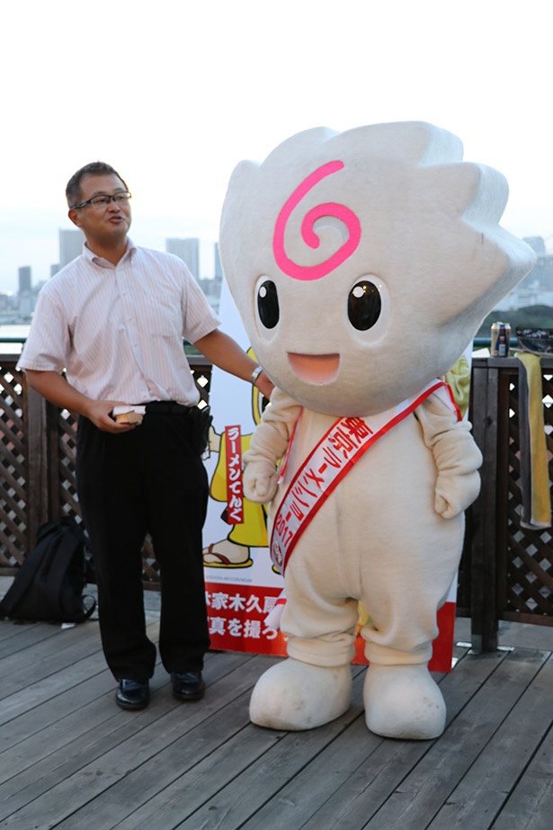 「東京ラーメンショー2017」のマスコット「なるとちゃん」も会場を盛り上げる