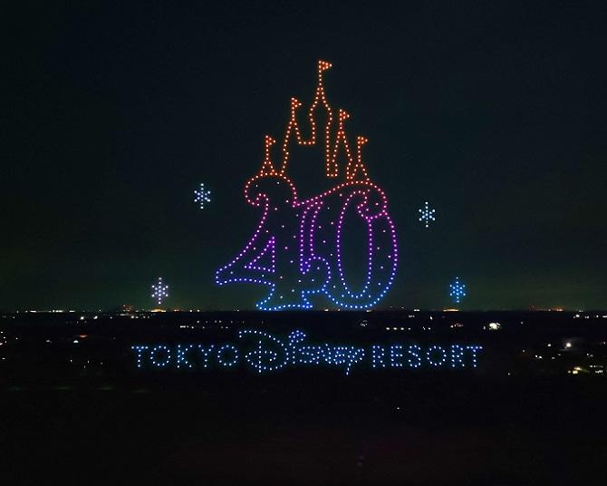 東京ディズニーリゾートが各地の花火大会でドローンショー開催！夏の夜空に700機のドローンが舞う