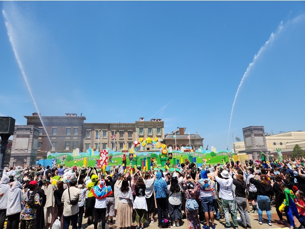 空高く上がる水に会場からは歓声が