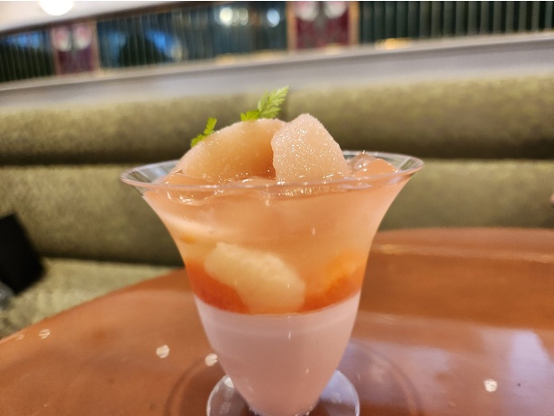 グレープフルーツ・ゼリー&ピーチ・パンナコッタ(850円)。さまざまな食感と味が層になっている