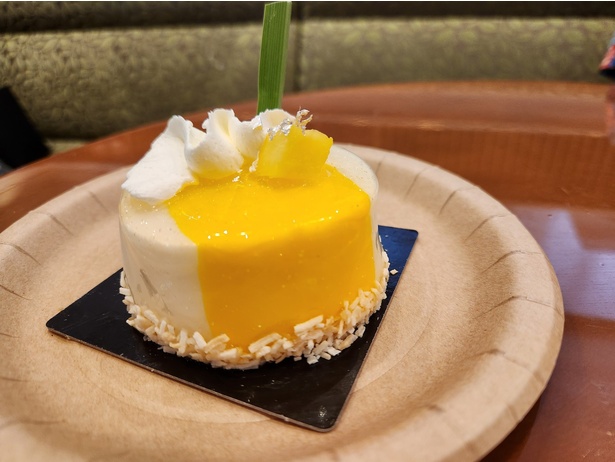 ココナッツとパイナップルのムース 〜カルダモン風味〜(900円)。ココナッツムースとカルダモンが香るエキゾチックなスイーツ