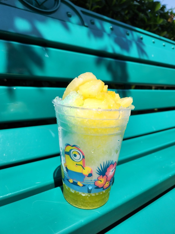 ミニオン・シェイプアイス〜パイン〜(850円)。シャクシャクした氷の食感とパイナップルが夏らしい