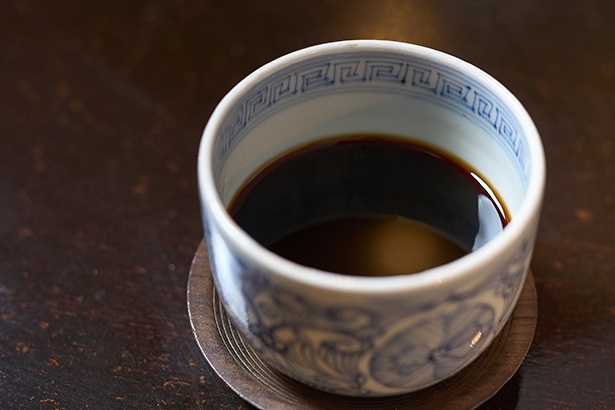 ネルドリップは湯飲みやぐい飲みで供することも。現在、新たにデミタスのコーヒーも試作中