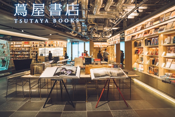 GINZA SIXの見どころのひとつである「銀座 蔦屋書店」。目玉のBIG BOOKはその存在感に圧倒される