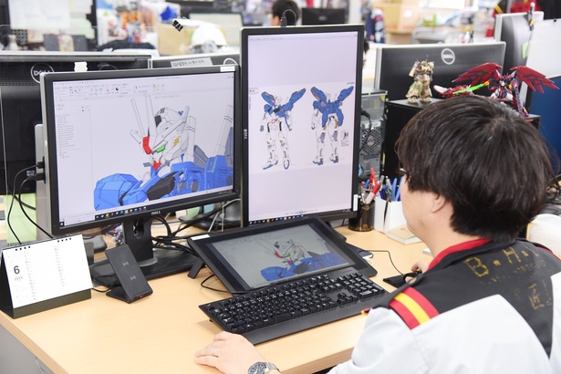 3DCADで立体物の図面を作成する小林さん