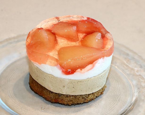 シャキッとした桃の食感や、滑らかなムースが特徴の「白桃＆アールグレイケーキ」(イートイン525円 テイクアウト515円)も登場
