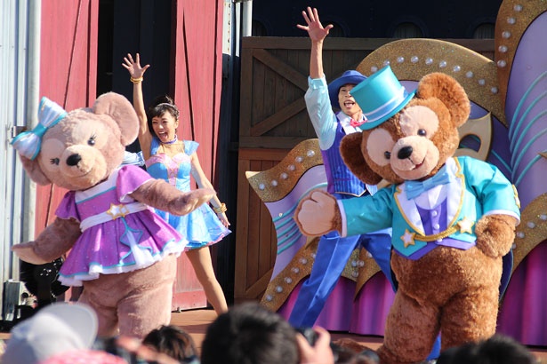 息ぴったりのダンスを披露する、ダッフィーとシェリーメイ