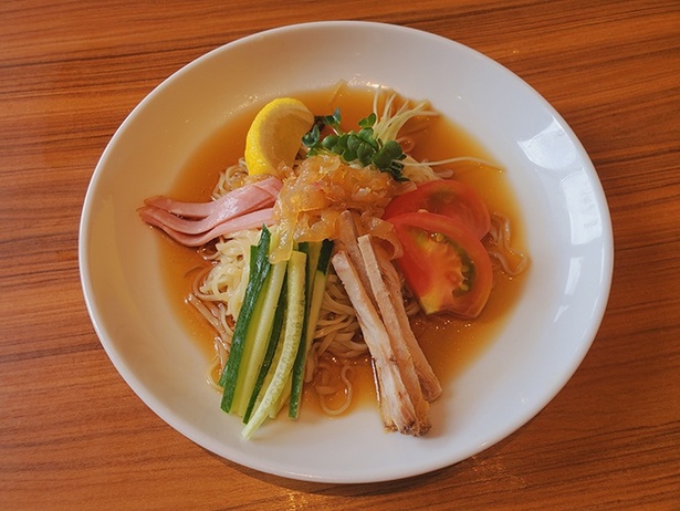 黒酢冷麺。希望すればマヨネーズやからしも付けてもらえる