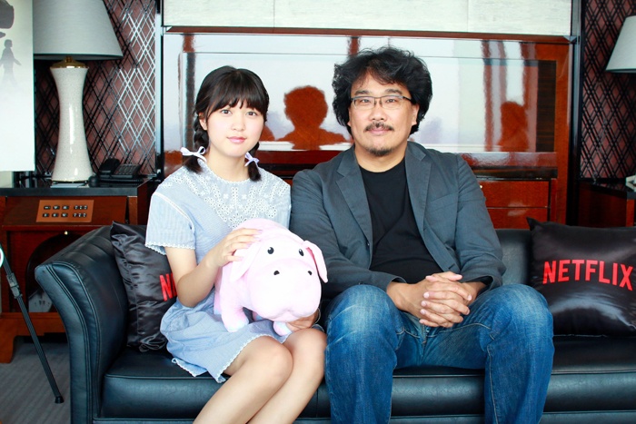 すっかりお姉さんになったアン・ソヒョンは“オクジャ”人形と一緒に