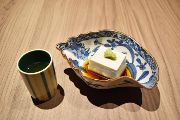 席に付くとまずは突き出しとして「丸吸い(スッポンスープ)」と「ごま豆富」が運ばれる。自慢の逸品で“はじめ”る独自のスタイル