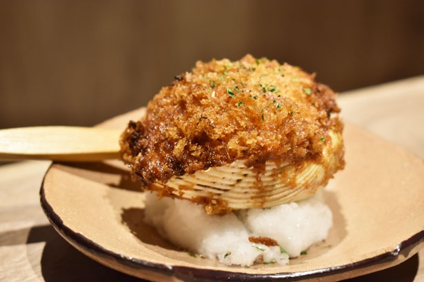 赤貝を殻付きのまま揚げた「殻付き赤貝コロッケ」(1個810円)。中には食感のいい赤貝やなめらかなベシャメルソースが潜む