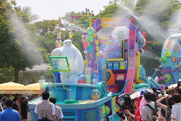 東京ディズニーランドの散水パレードで夏を満喫！笑っちゃうほど濡れる