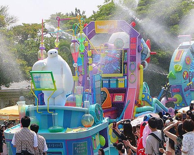 東京ディズニーランドの散水パレードで夏を満喫！笑っちゃうほど濡れる“びしょ濡れプログラム”って!?