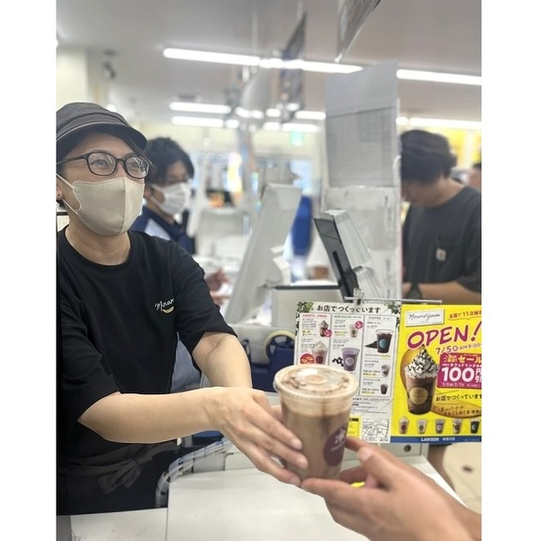  笑顔で接客する梶川さん