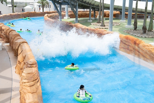 浮き輪に乗って、通常の流水プールの数倍となる速さを体感！