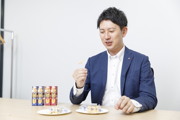 大きさと厚さにもこだわった魚Chee。小さいサイズは作ることが難しく、製造現場からはもっと大きいサイズで製造してはどうかと言われたが、食べやすいひとくちサイズが重要であることを力説。結果、25mmサイズ、厚さ4.5mmで販売することができた