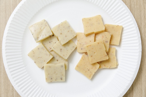燻製カツオ(左)とピリ辛マグロ(右)の2種類が出ている魚Cheeは、いずれも魚の旨みが存分に感じられる味わい