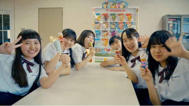 人気アーティスト・ヤングスキニーと雲雀丘学園高等学校の高校2年生とともに、楽曲を制作し、学校での特別ライブ＆ミュージックビデオを共同制作する予定だ