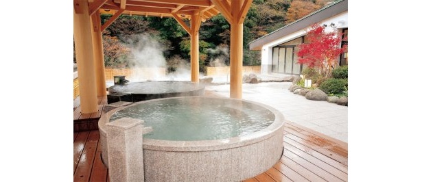 箱根の自然を360度見渡せる屋上の露天風呂
