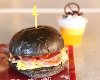東京ディズニーシーで真っ黒な“海賊バーガー”にガブリ！