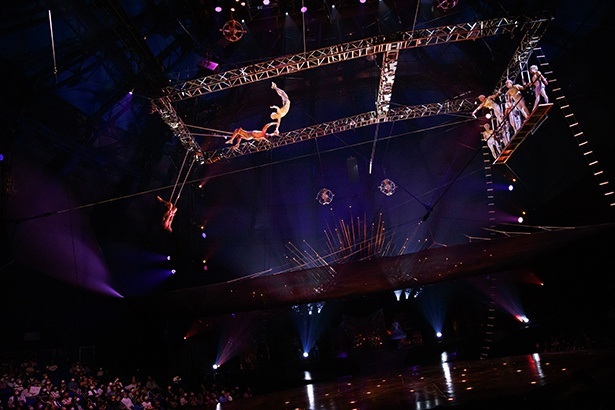 【フライング・トラピス】ウソでなく、手に汗握るラスト演目の大技。空中ブランコの超絶最新型。ステージ上10メートルの高さの空中でのパフォーマンスに客席全体がどよめく