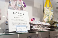 ロンドンにあるリバティ社が手掛けるテキスタイルブランド「リバティ・ファブリックス」とのコラボアイテムも販売している